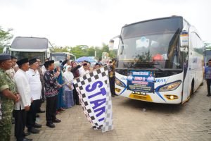 Bupati Pringsewu melepas keberangkatan bus jamaah calon haji Kabupaten Pringsewu Tahun 2026 di Islamic Center Pringsewu.