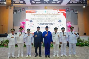Bupati Batu Bara Baharuddin Siagian berfoto bersama pejabat yang dilantik usai prosesi pengambilan sumpah jabatan di aula kantor bupati