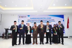 Bupati Batu Bara Baharuddin Siagian menerima penghargaan dalam acara temu alumni S3 KPI UINSU di Hotel Singapore Land