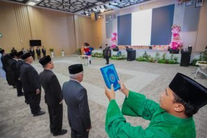 Prosesi pengambilan sumpah jabatan pejabat di lingkungan Pemerintah Kabupaten Batu Bara dengan Al-Qur’an sebagai simbol sumpah
