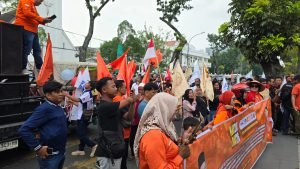 Suasana unjuk rasa Hari Buruh di Medan yang berlangsung kondusif dengan interaksi humanis antara massa dan polisi