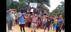 Masyarakat adat Luat Unterudang di Padang Lawas menyampaikan tuntutan kepada Polda Sumut dan Satgas PKH Garuda terkait dugaan konflik lahan dan aktivitas perkebunan PT Barapala.