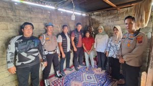 Personel Polsek Salapian mengamankan seorang pria terduga pengedar sabu saat penggerebekan di sebuah gubuk di Desa Pancur Ido, Kecamatan Salapian, Langkat
