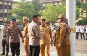 Bupati Pringsewu Riyanto Pamungkas menerima penghargaan dari Kapolda Lampung atas dukungan terhadap Program Akulturasi Budaya 9 Suku dan 1 Etnis guna menjaga kerukunan dan kamtibmas.