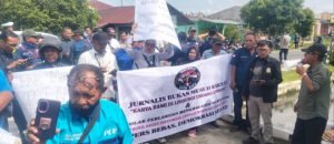 Puluhan wartawan di Batu Bara menggelar aksi di Lapas Labuhan Ruku menuntut transparansi, kebebasan pers, dan pengusutan dugaan penyimpangan di dalam lapas.
