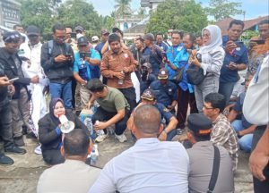 Puluhan wartawan di Batu Bara menggelar aksi di Lapas Labuhan Ruku menuntut transparansi, kebebasan pers, dan pengusutan dugaan penyimpangan di dalam lapas.