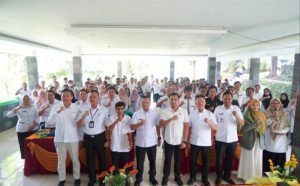 Bupati Pringsewu bersama jajaran pemerintah daerah dan peserta sosialisasi kebijakan perpajakan daerah di Kecamatan Pagelaran.
