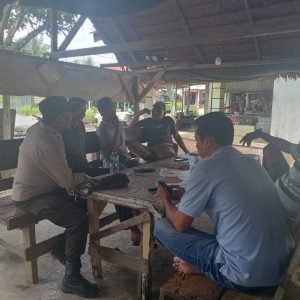 Bhabinkamtibmas Polsek Padang Tualang berdiskusi bersama warga tentang keamanan lingkungan di Desa Namu Sialang
