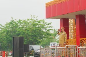 Bupati Batu Bara memimpin apel gabungan ASN di halaman Kantor Bupati sambil memberikan arahan