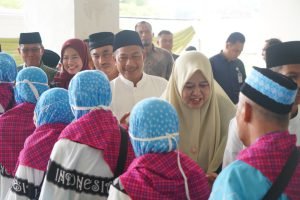 Wakil Bupati Pringsewu menyapa jamaah calon haji saat prosesi pelepasan di Islamic Center Pringsewu.