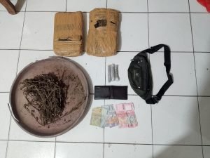 Barang bukti ganja seberat 2,14 kilogram yang diamankan Polsek Bahorok di Bukit Lawang beserta uang tunai, tas sandang, dan paket ganja kecil.