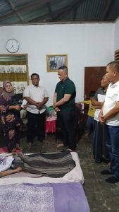 Kapolres Batu Bara AKBP Doly Nelson H.H. Nainggolan bersama jajaran memberikan dukungan moril dan tali asih kepada keluarga jurnalis di Desa Benteng, Kecamatan Sei Balai, Kabupaten Batu Bara.