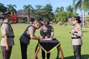 Kapolres Lampung Timur AKBP Heti Patmawati memimpin upacara sertijab pejabat utama dan kapolsek di Lapangan Satya Haprabu Polres Lampung Timur.